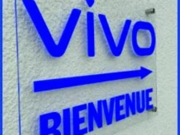 plaque-en-plexiglass-transparent-ecriture-en-plexiglass-bleu-avec-destonceur-inoxe-vivo-lac-1-218x300-1 (1)