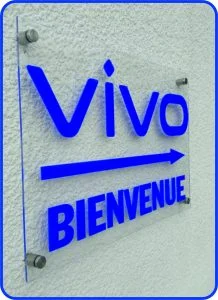 plaque-en-plexiglass-transparent-ecriture-en-plexiglass-bleu-avec-destonceur-