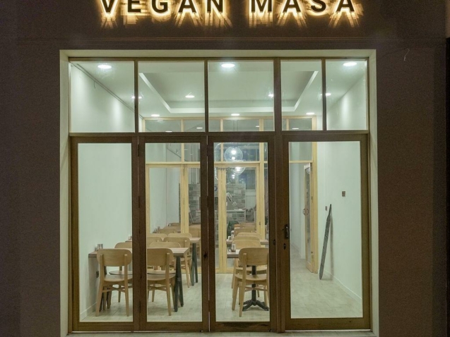 façade avec enseigne lumineuse